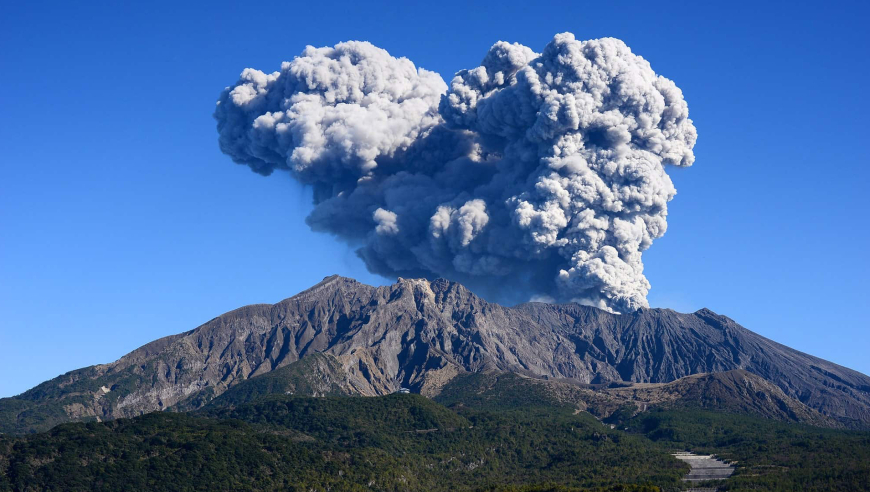 印尼火山喷发致旅游危机，多名中国游客滞留巴厘岛