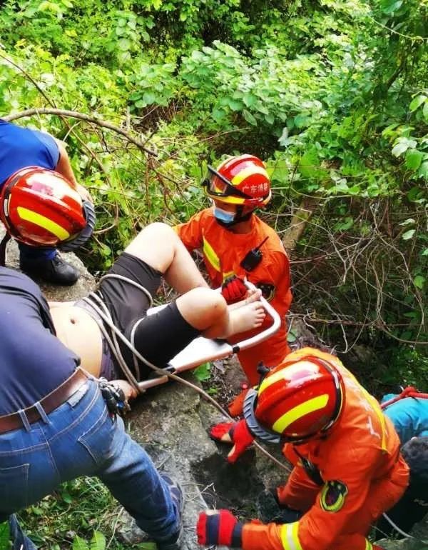 悬崖边紧急救援，三名医护人员跪地挽救生命