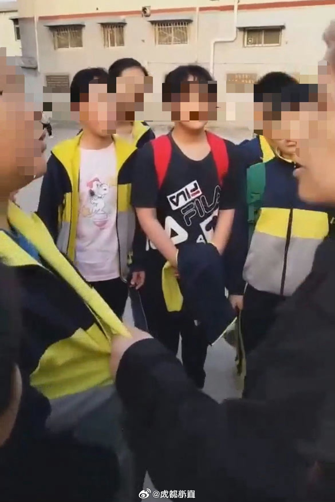 17岁少年遭8名学生暴力殴打事件曝光，深度探究与解析